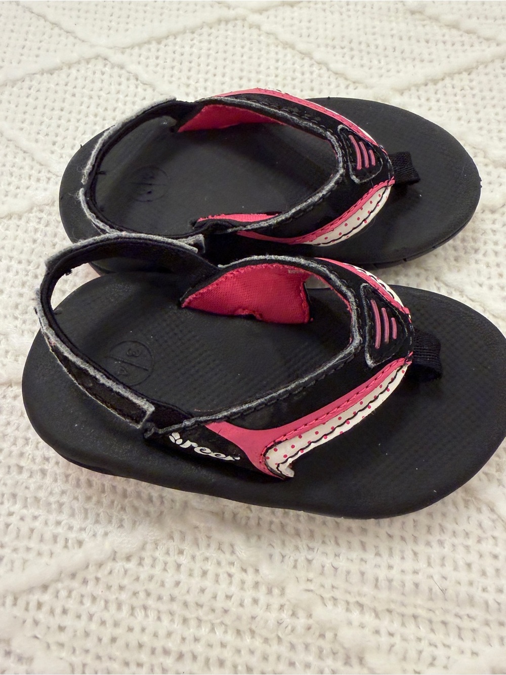 Reef Kids Black and Pink Toe-Post Sandals size 3/4